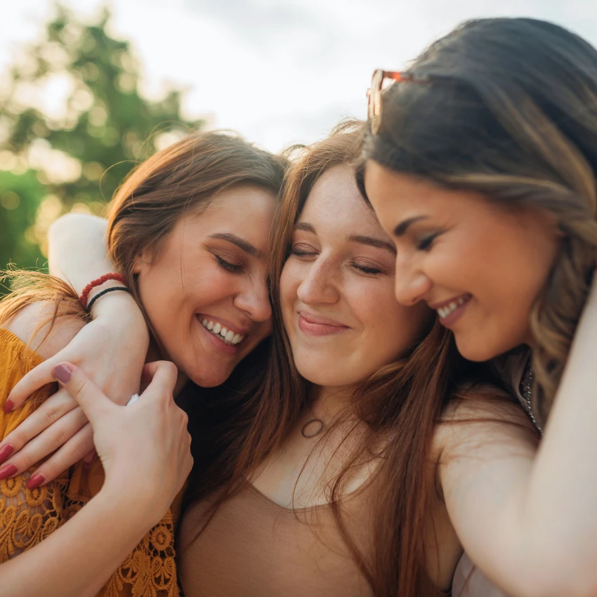 femme qui en a fini avec sa relation et qui donne la priorité à ses amis