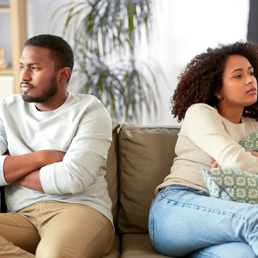 femme qui en a fini avec sa relation évitant son homme