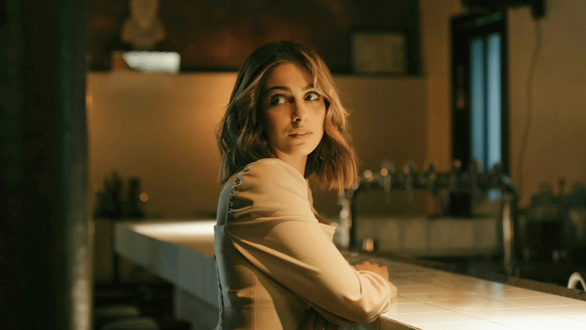 femme acceptant que la plupart des rendez-vous ne mèneront pas à des relations