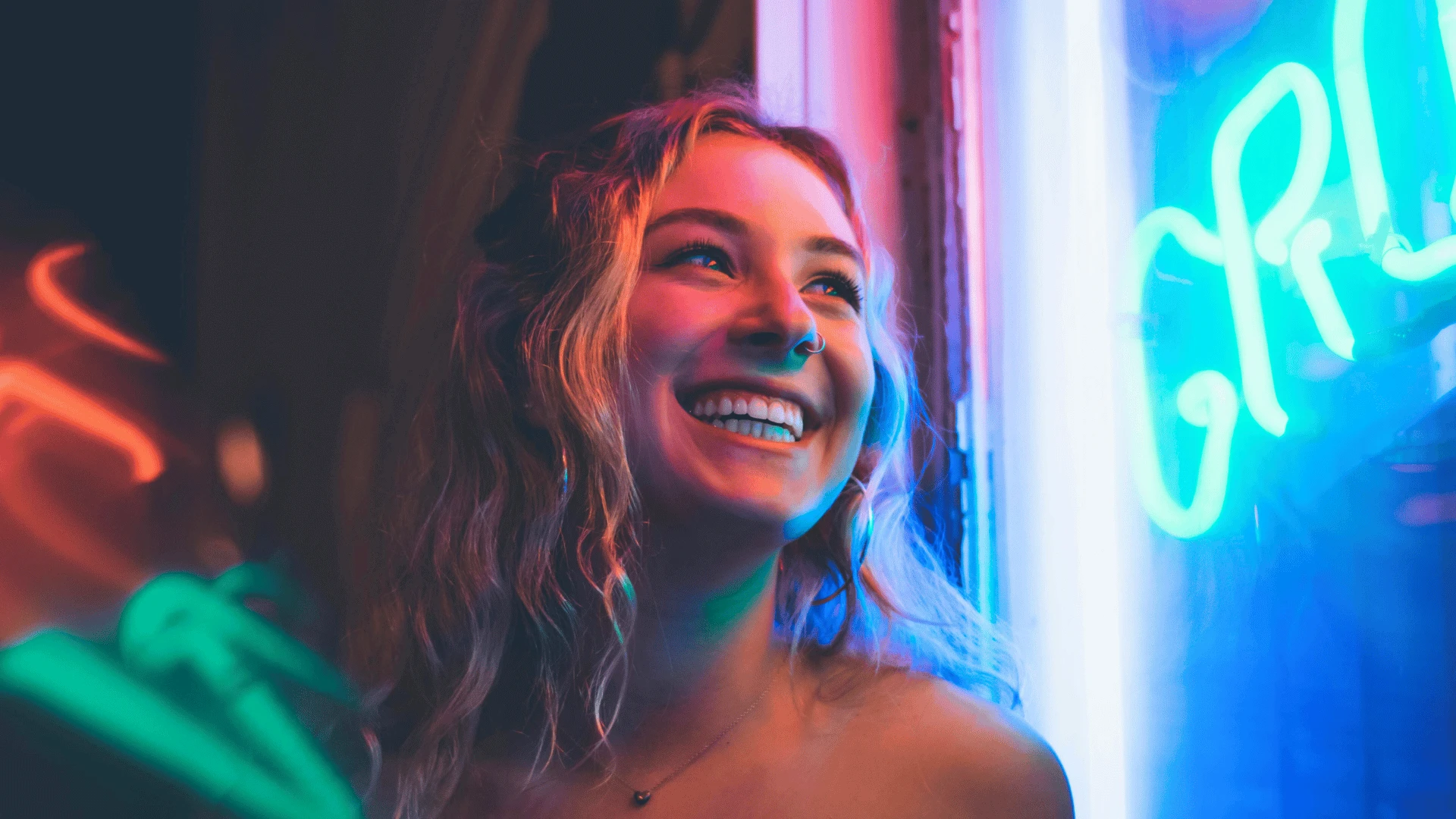 femme vivant sa vie en sortant avec quelqu'un