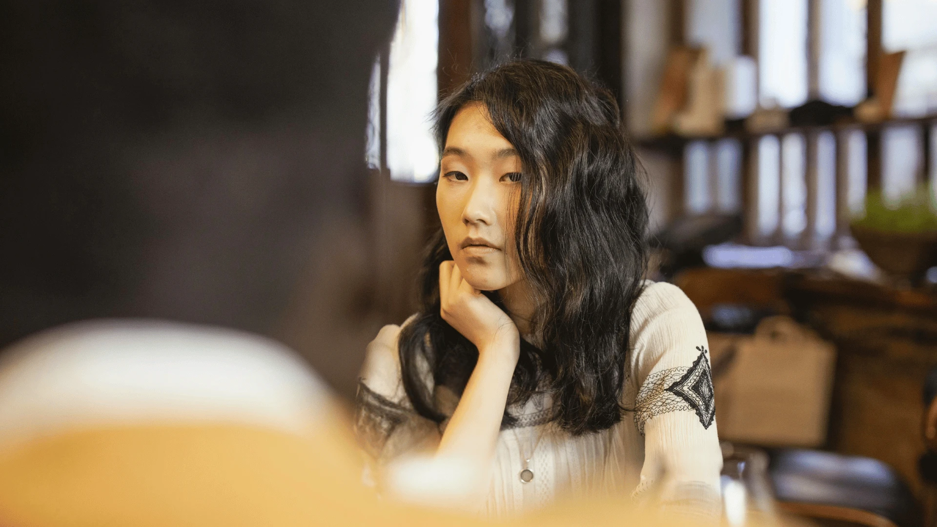 femme faisant confiance à sa première impression lors de son rendez-vous