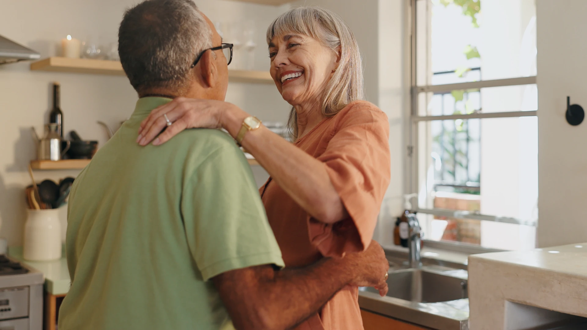 Femme qui célèbre le succès de son partenaire à la maison.