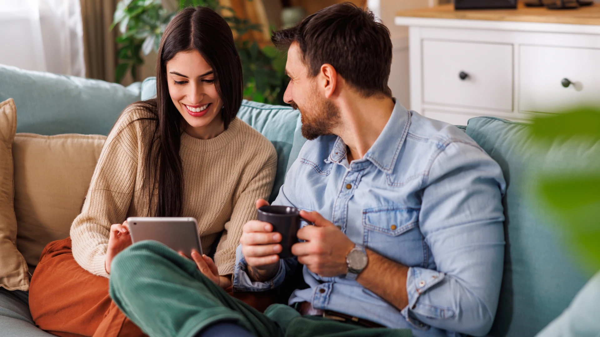 Homme qui écoute intentionnellement assis avec sa femme.