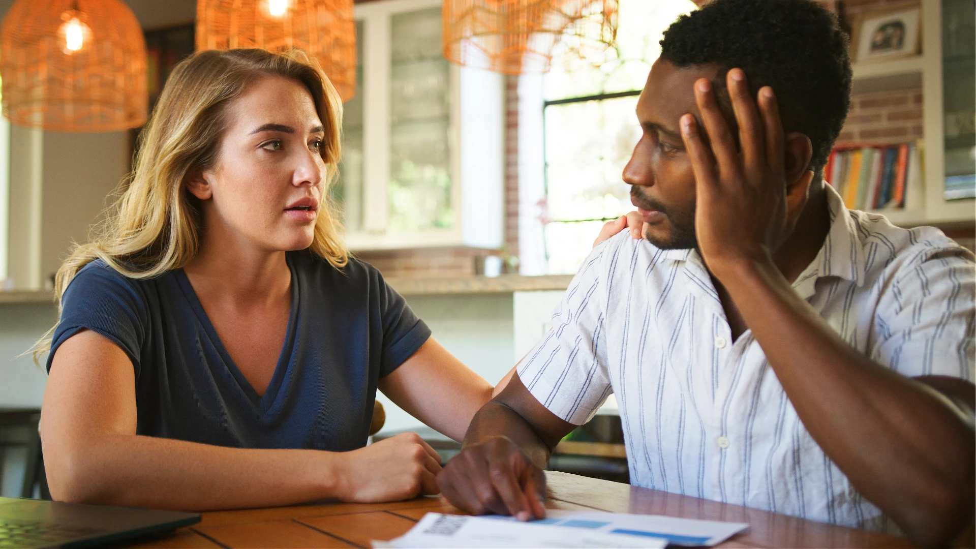 Homme qui parle ouvertement de ses émotions avec sa femme.