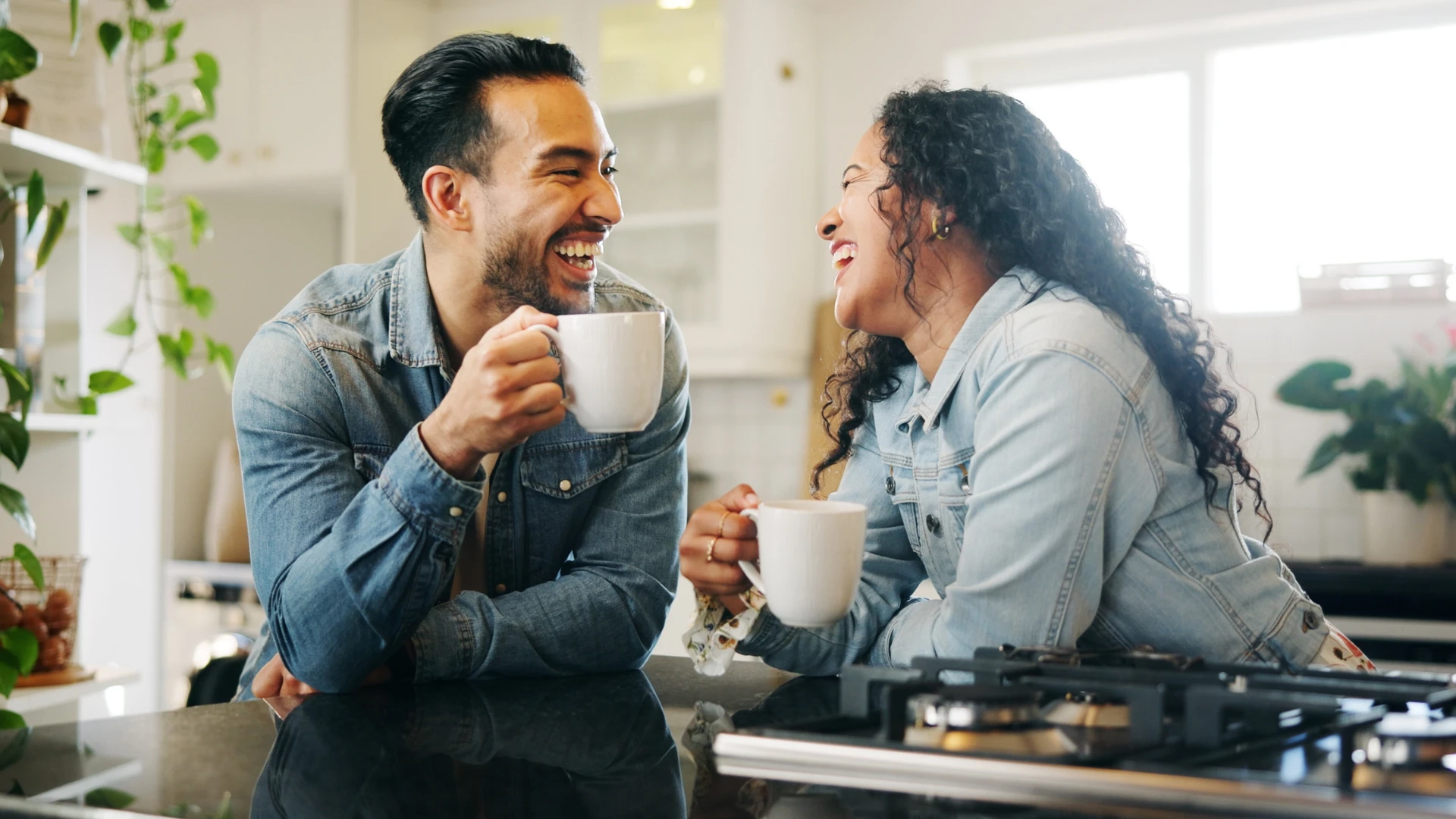 Homme qui reste curieux et parle à sa femme. 