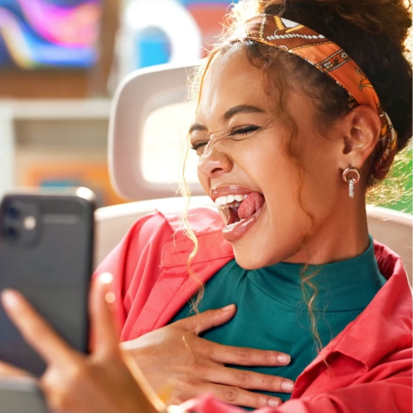Une femme qui sait qu'elle vaut la peine d'être idiote et prend un selfie