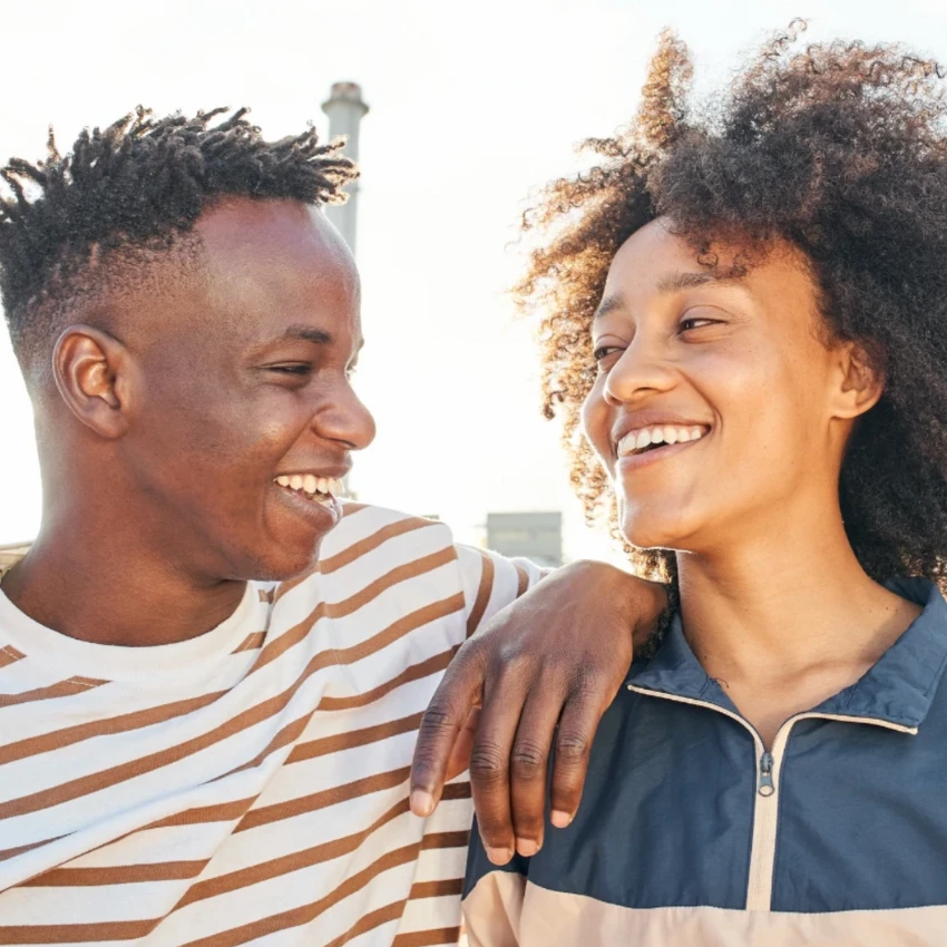 Couple souriant parce que la femme connaît sa propre valeur 