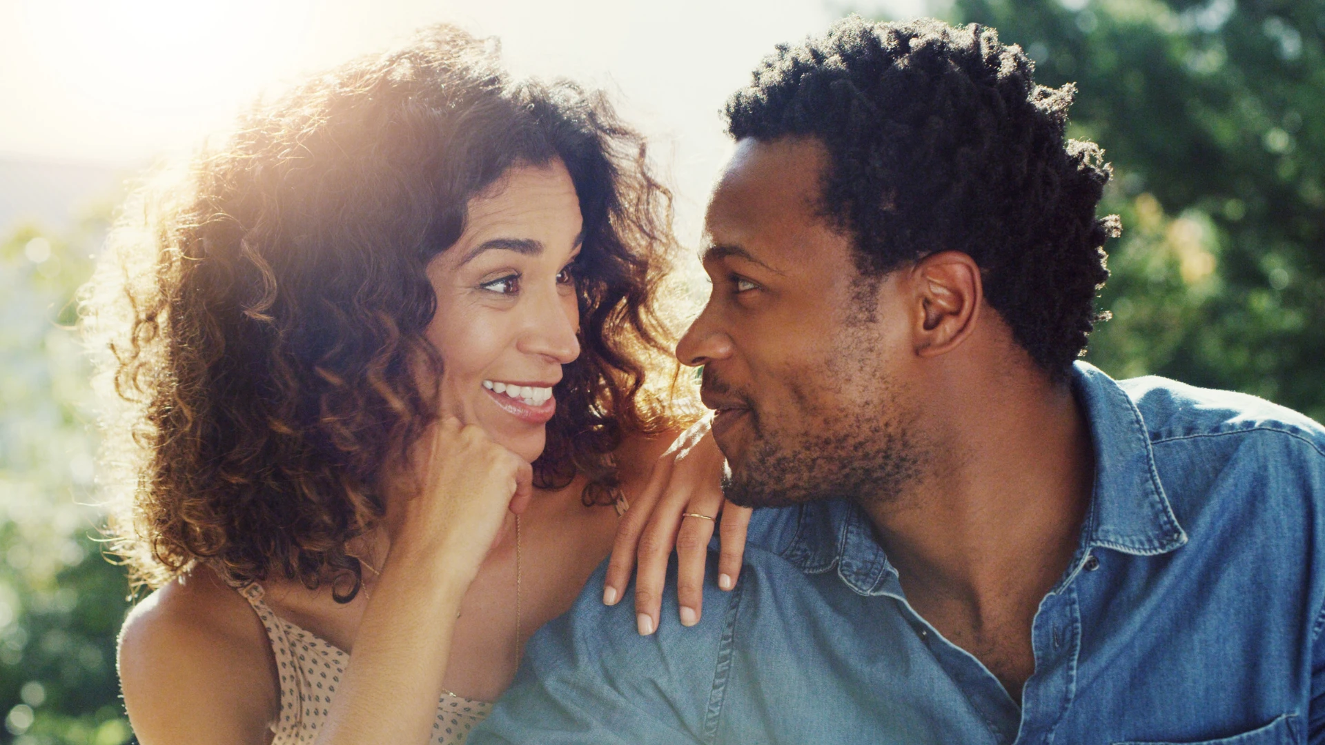 Un homme romantique se rapproche d'une femme, montrant qu'il t'aime