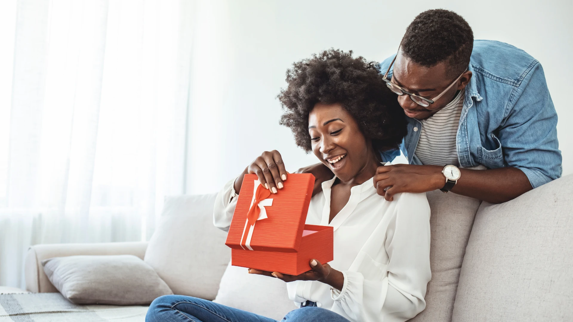 Une femme heureuse reçoit un cadeau significatif pour lui dire qu'il t'aime