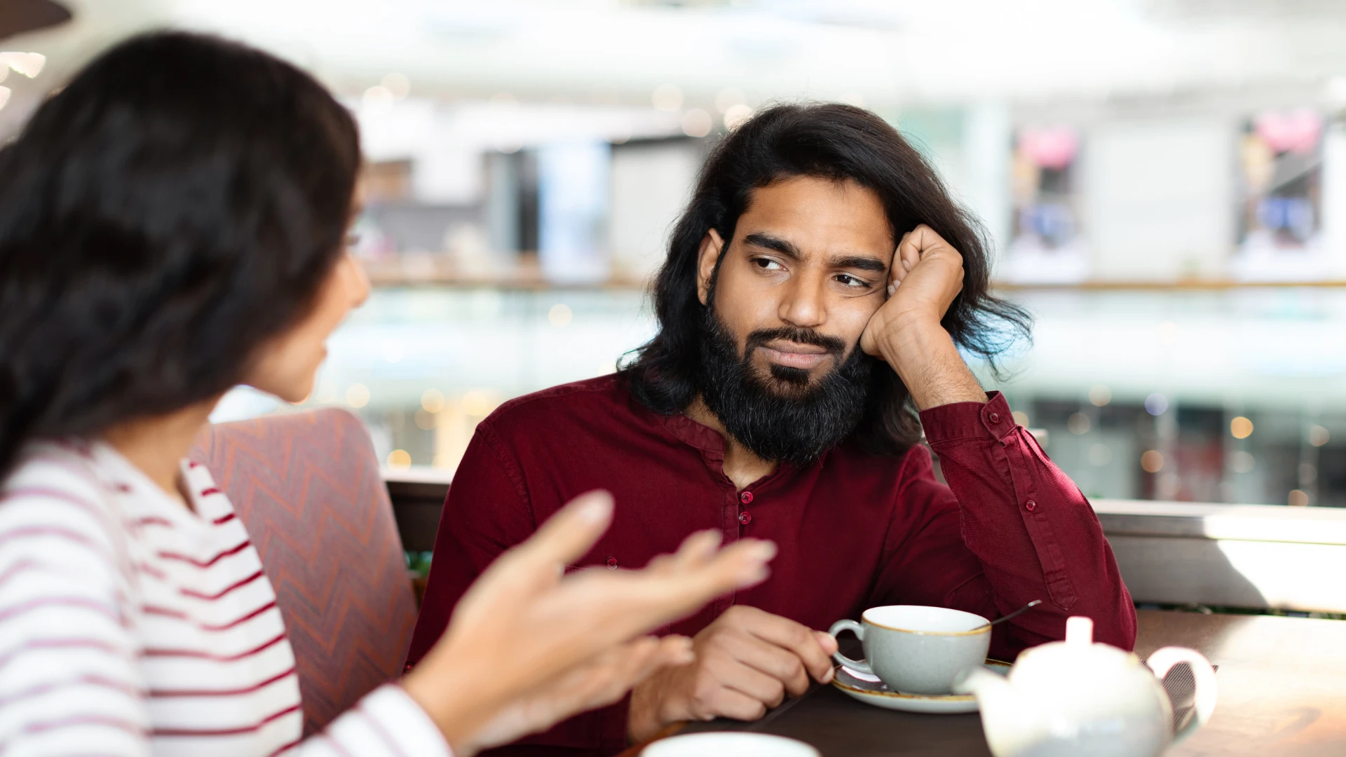 Un homme incertain joue avec ses propres cheveux pour montrer qu'il t'aime