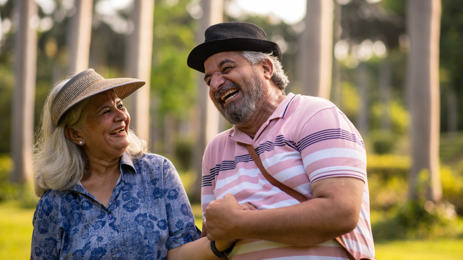Un couple heureux se tient la main et montre qu'il t'aime