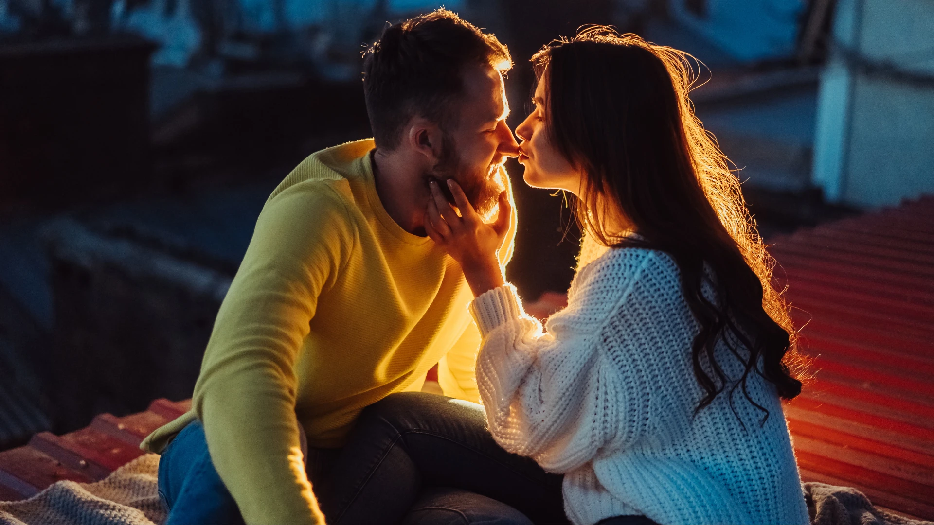 Un couple passionné s'embrasse pour montrer à l'homme qu'il t'aime