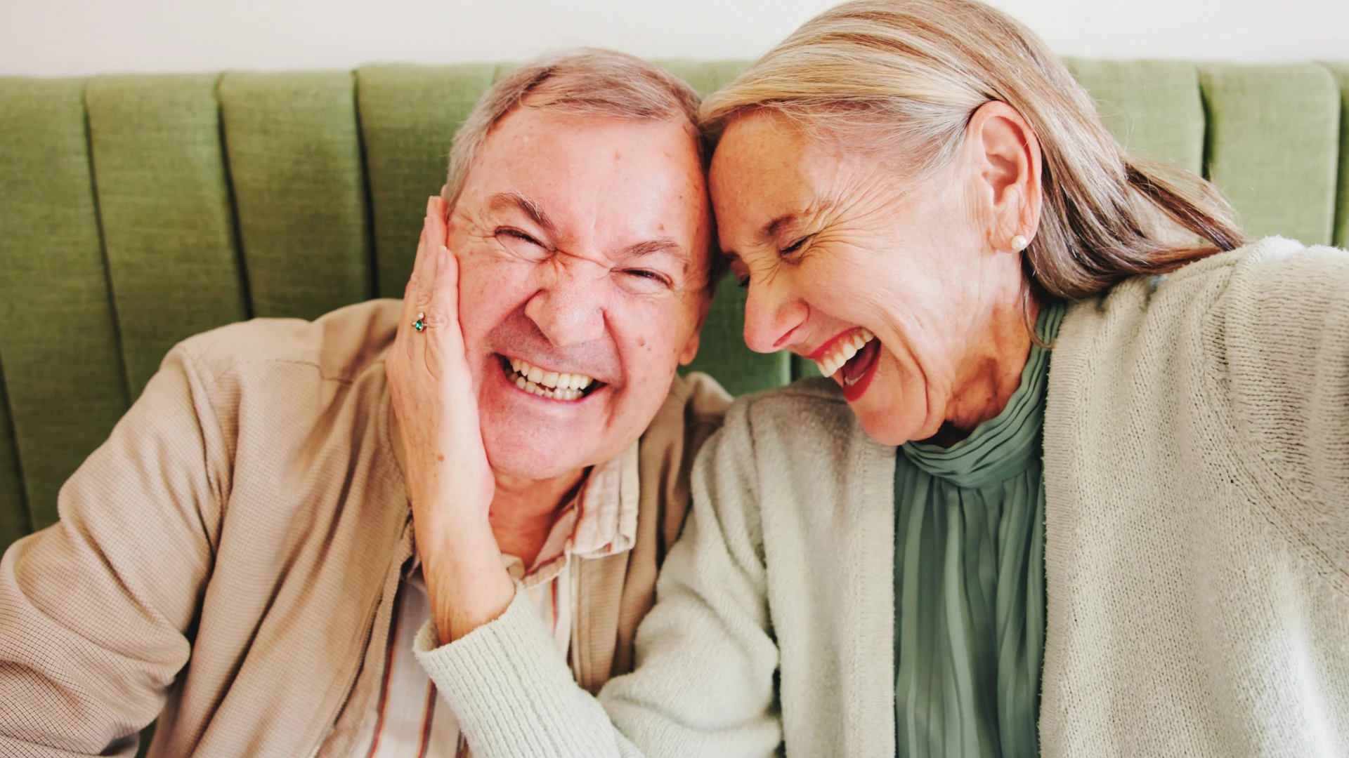 Un couple heureux rit en montrant comment dire qu'il t'aime