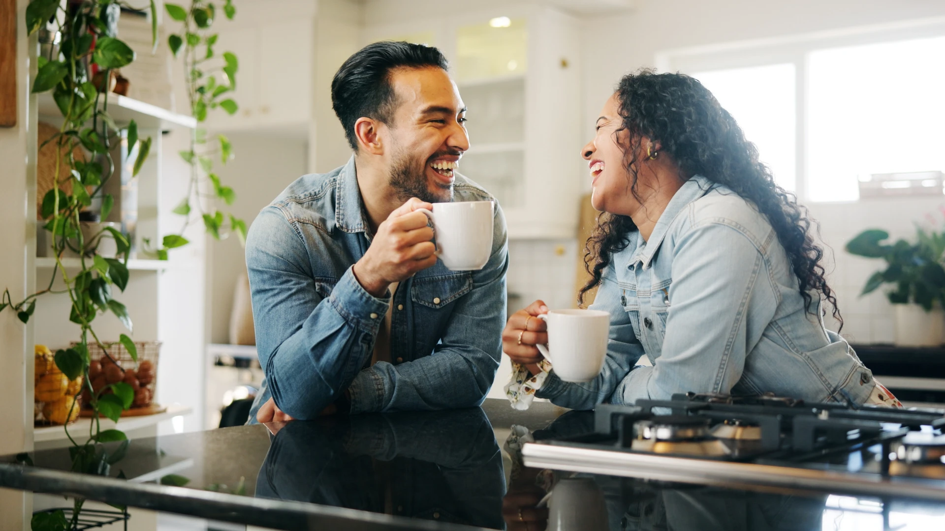 Couple riant avec café montrant s'il reste dans les parages, il t'aime