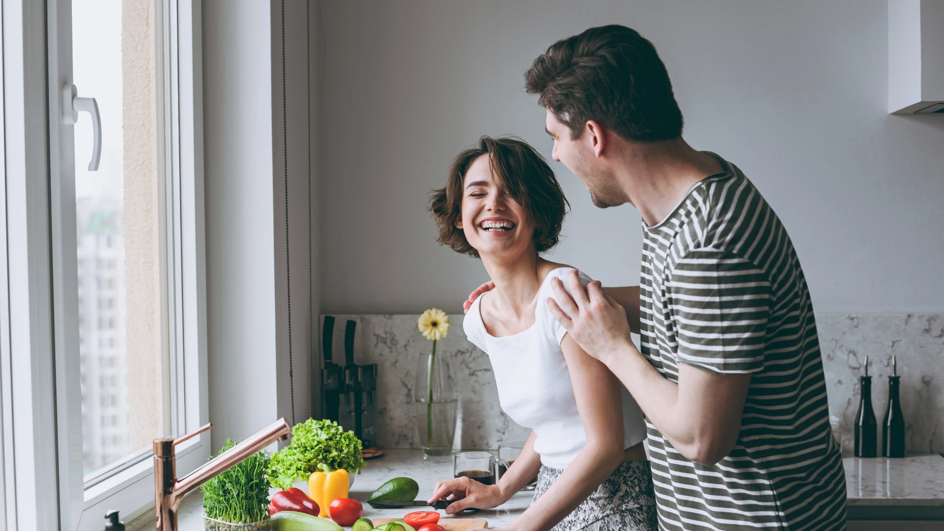 Un homme heureux touche une femme qui rit pour lui montrer qu'il t'aime
