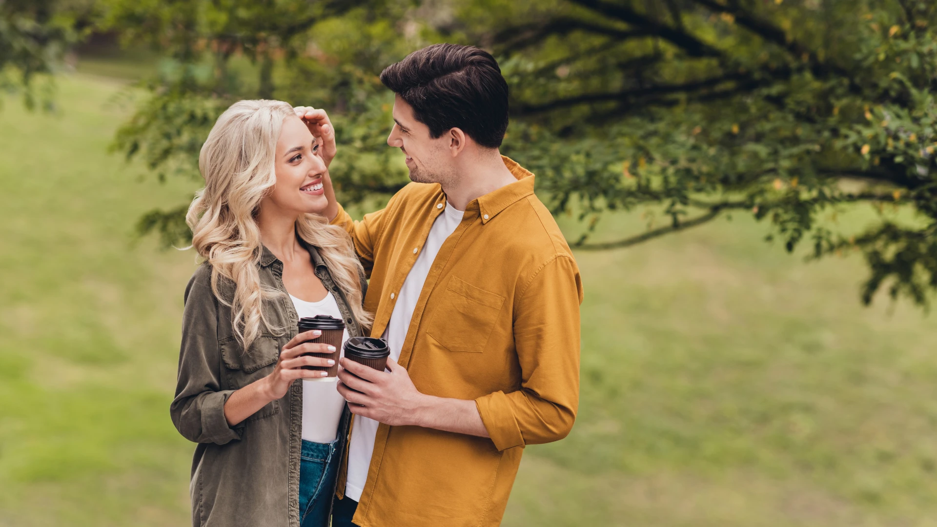 Un homme droit touche doucement une femme pour lui montrer qu'il t'aime