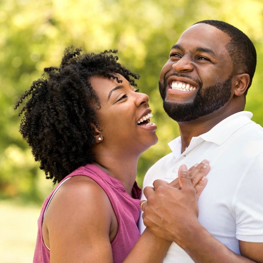 homme qui aime vraiment sa femme et dit qu'il a épousé le meilleur
