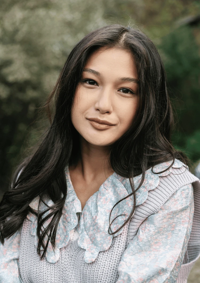 jeune femme souriant doucement