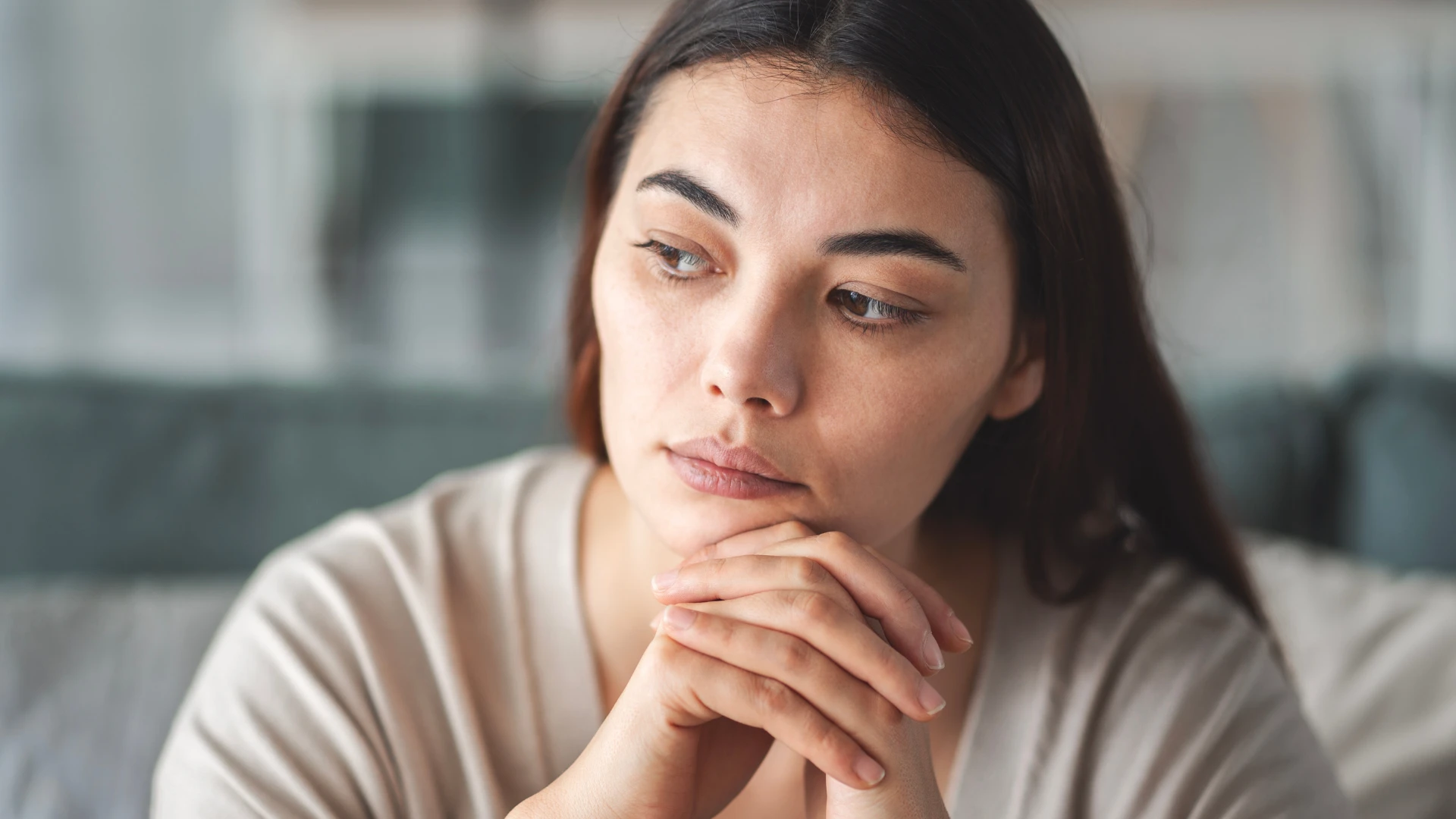 Une personne introspective réfléchit profondément et montre son acceptation après le divorce