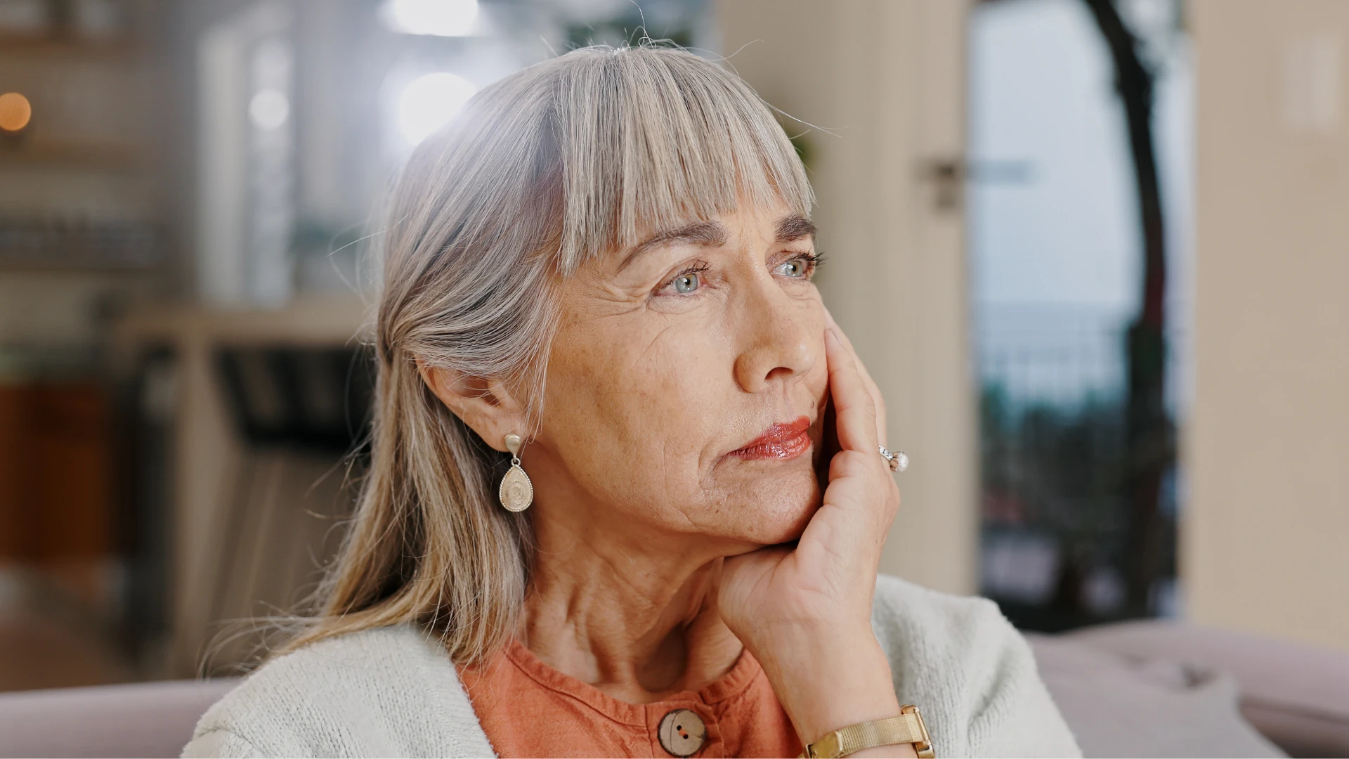 Une personne contemplative repose son menton sur la tête, montrant son chagrin après le divorce