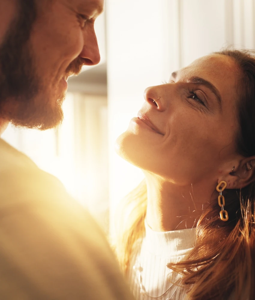 Femme heureuse avec un homme aimant qui fait un effort constant