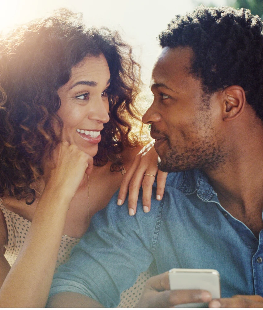Un couple aimant écoute tout en établissant un contact visuel montrant comment construire la vie