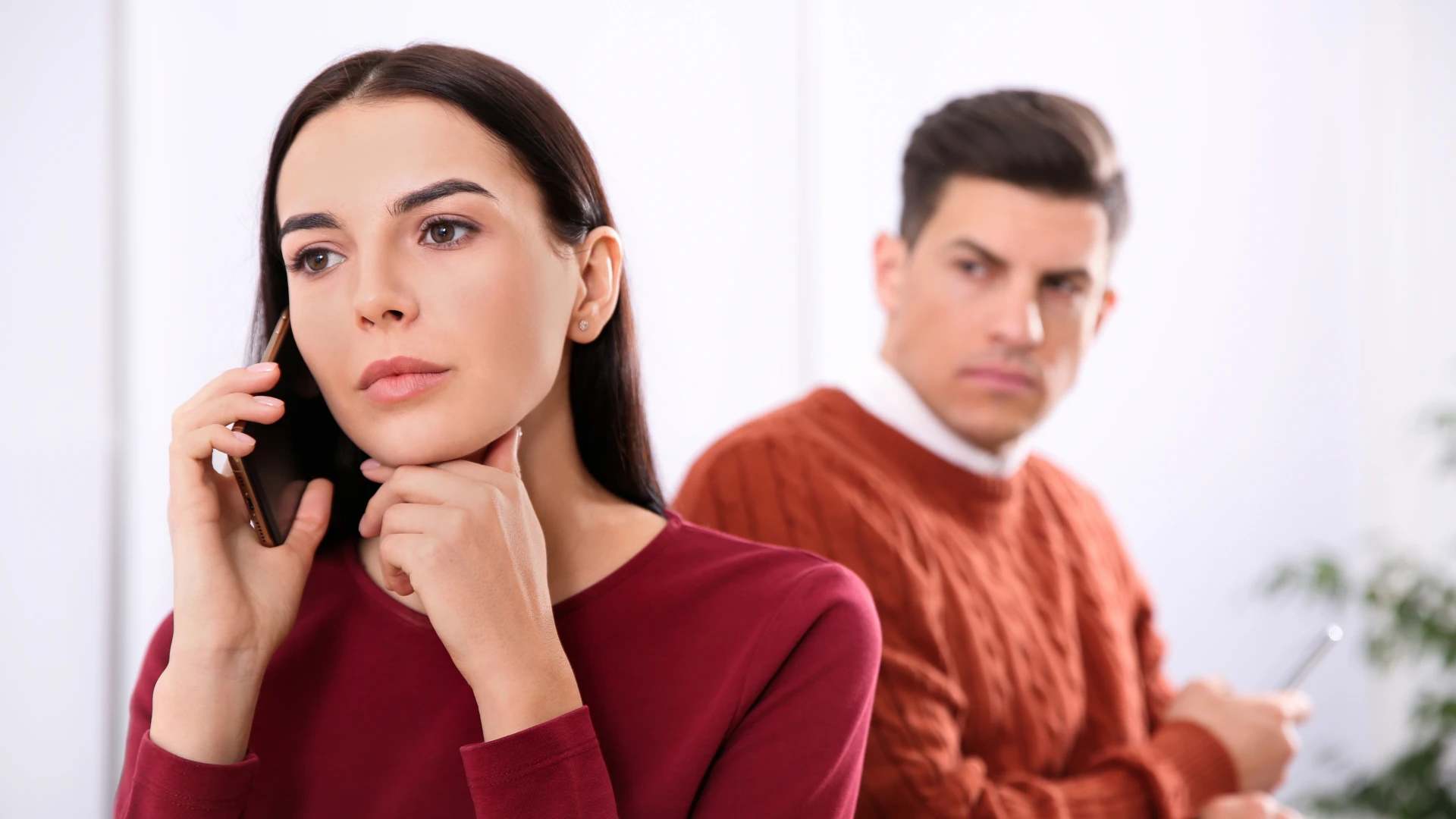 femme qui se sent épuisée par sa relation et cherche des distractions