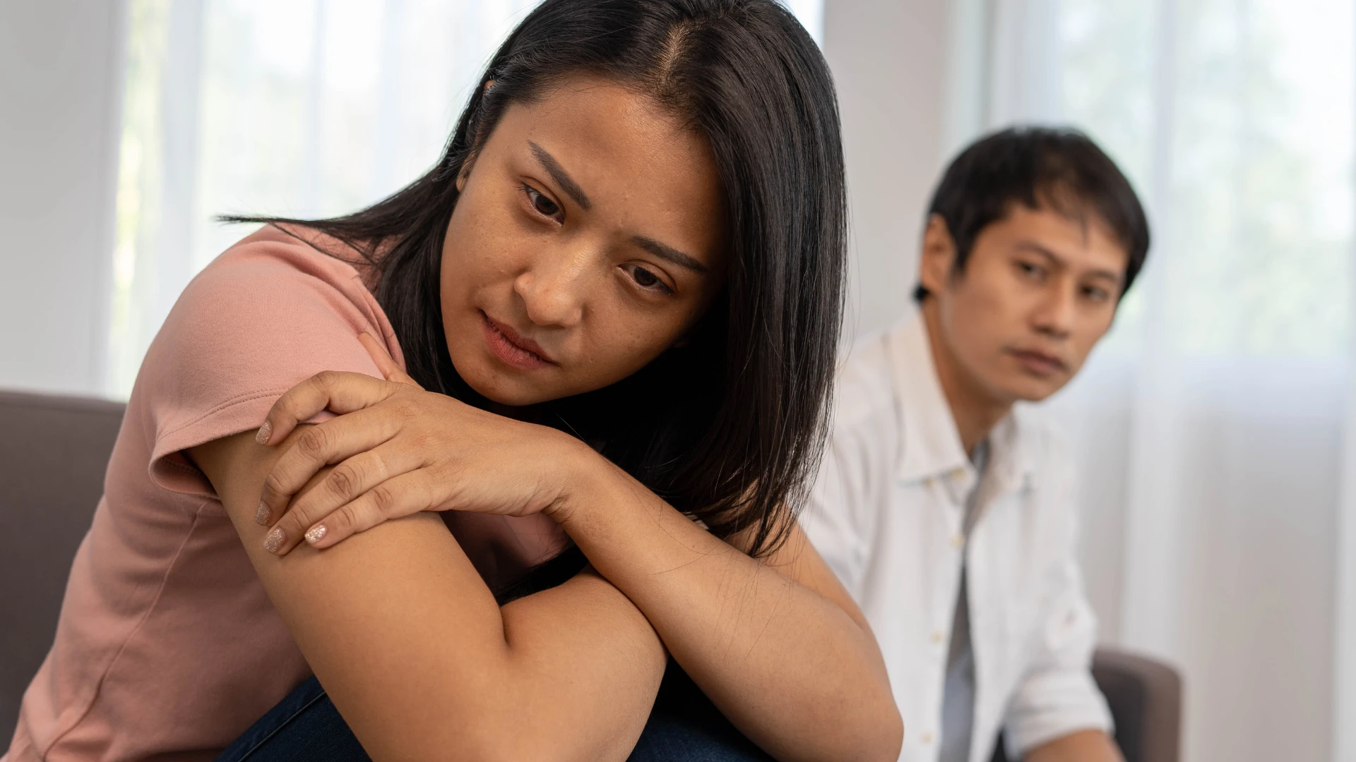 une femme qui se sent épuisée par sa relation et se plaint d'être seule