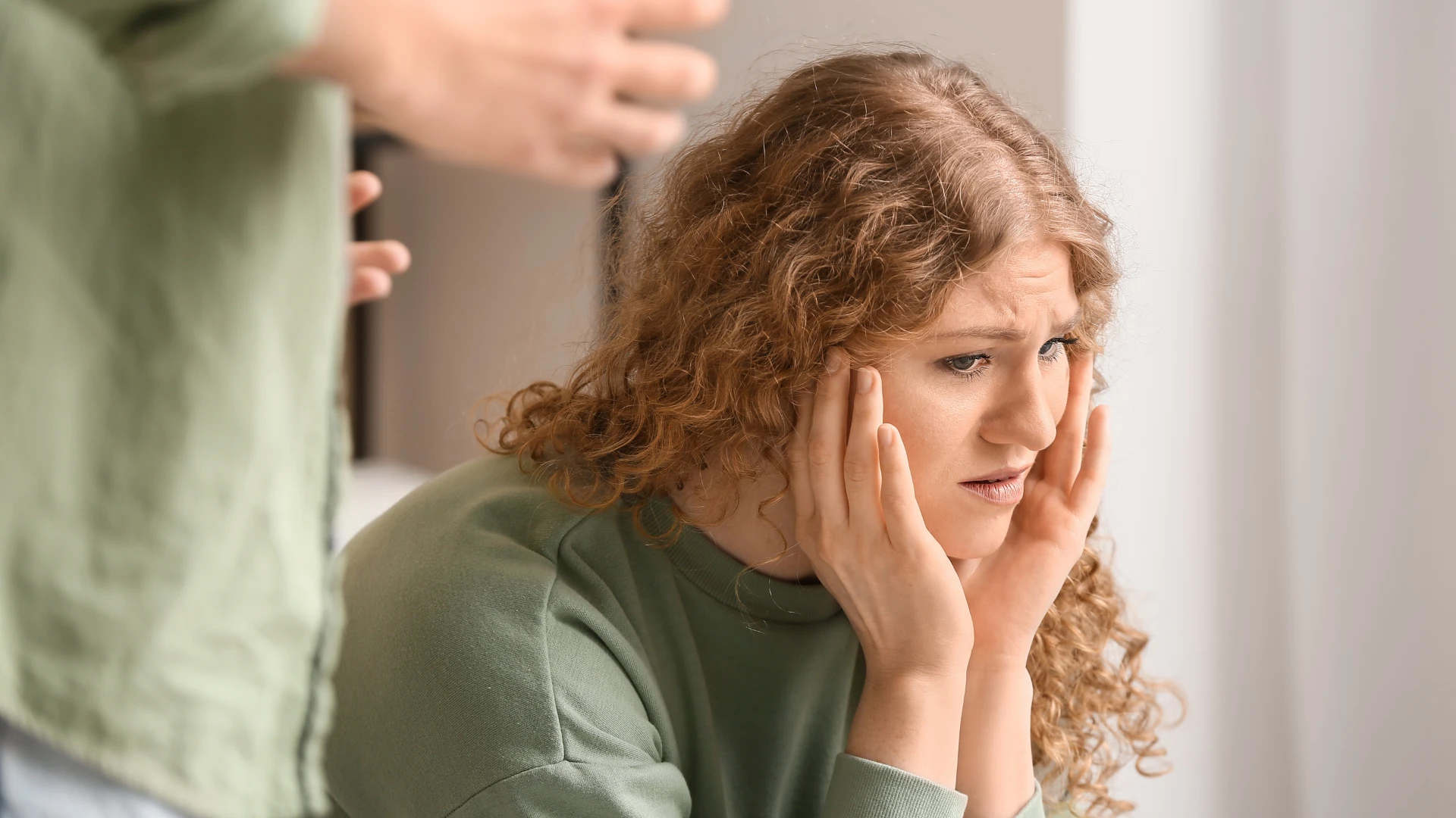 femme qui se sent épuisée par sa relation et qui se détache émotionnellement 