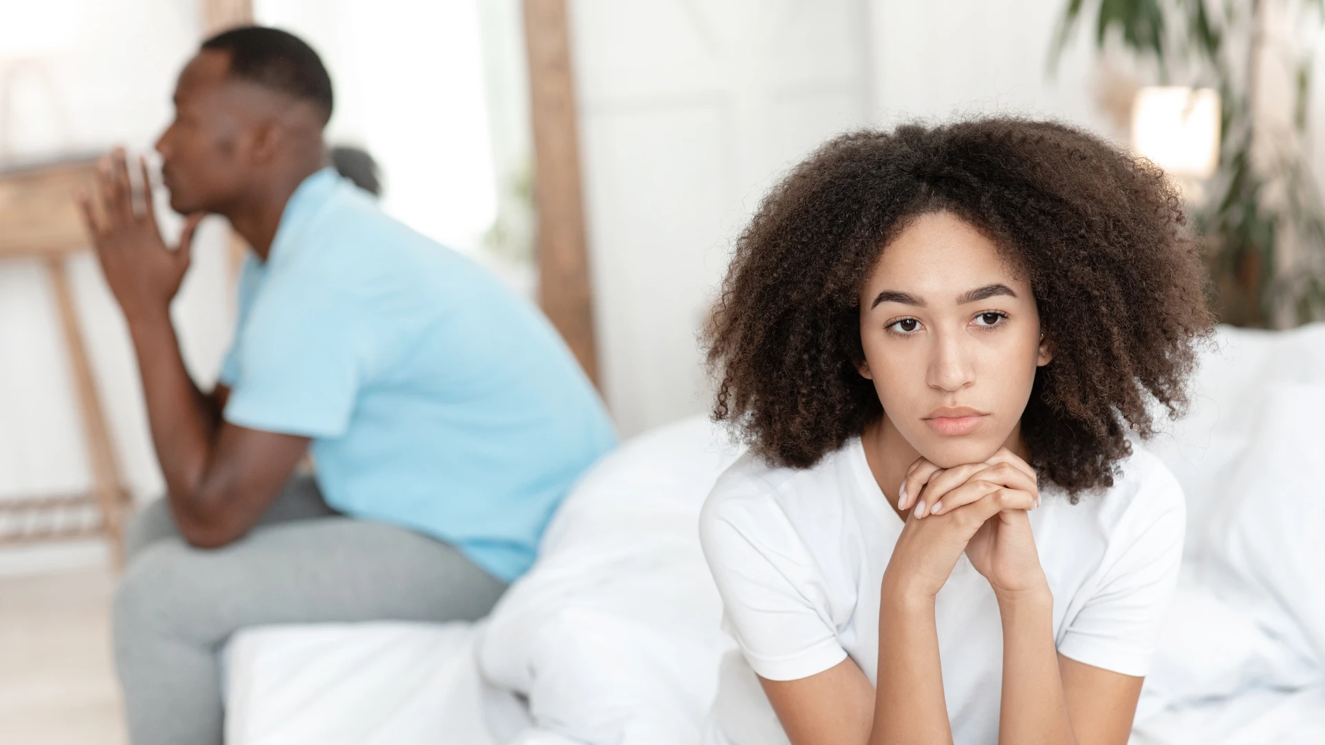 une femme qui se sent épuisée par sa relation et qui réduit ses attentes