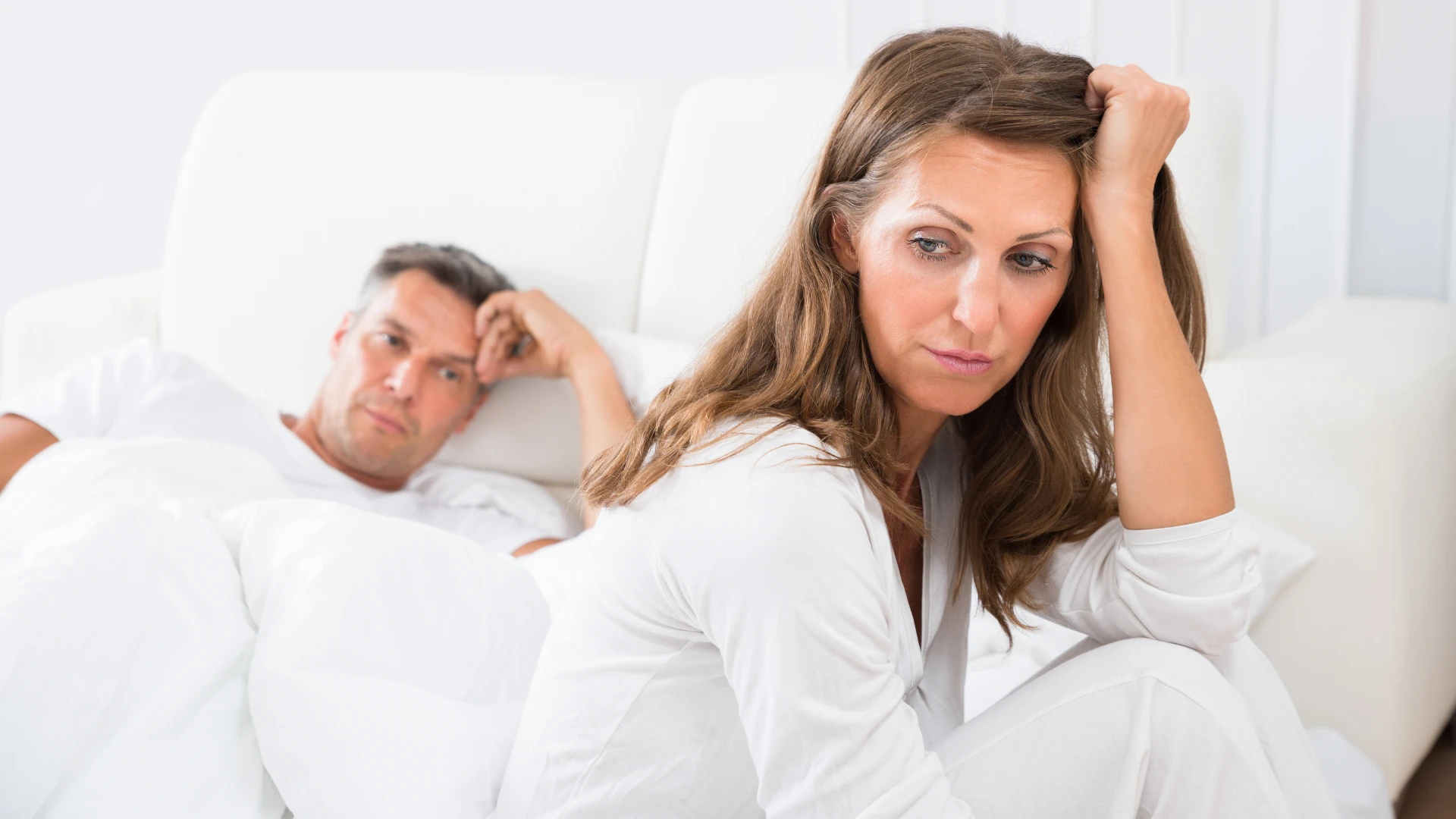 femme qui se sent épuisée par sa relation et se prépare à partir