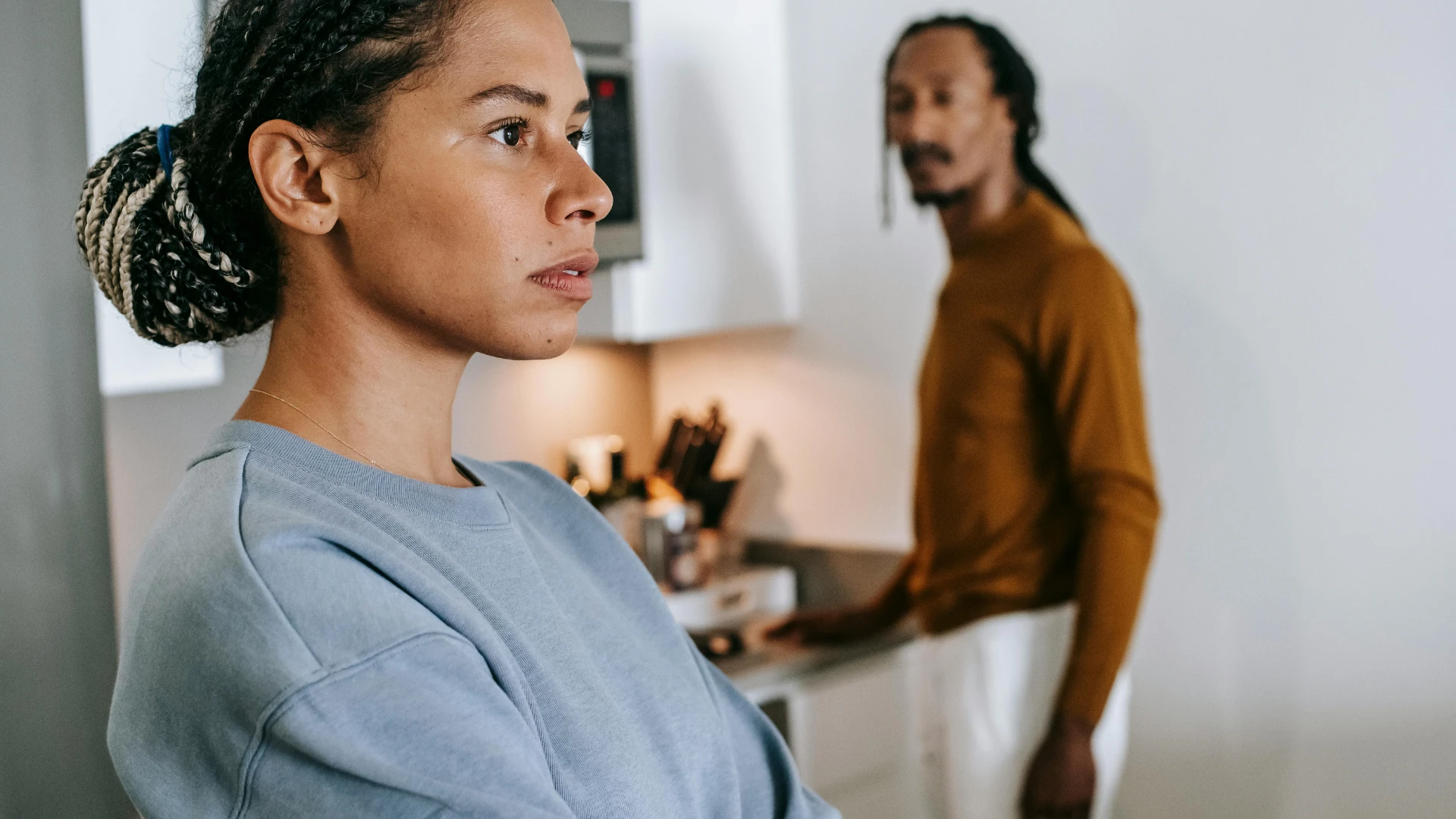 une femme qui se sent épuisée par sa relation et arrête d'engager des conversations