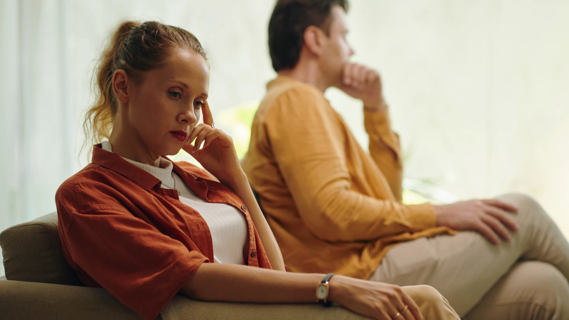 femme qui se sent épuisée par sa relation et qui fait le traitement silencieux