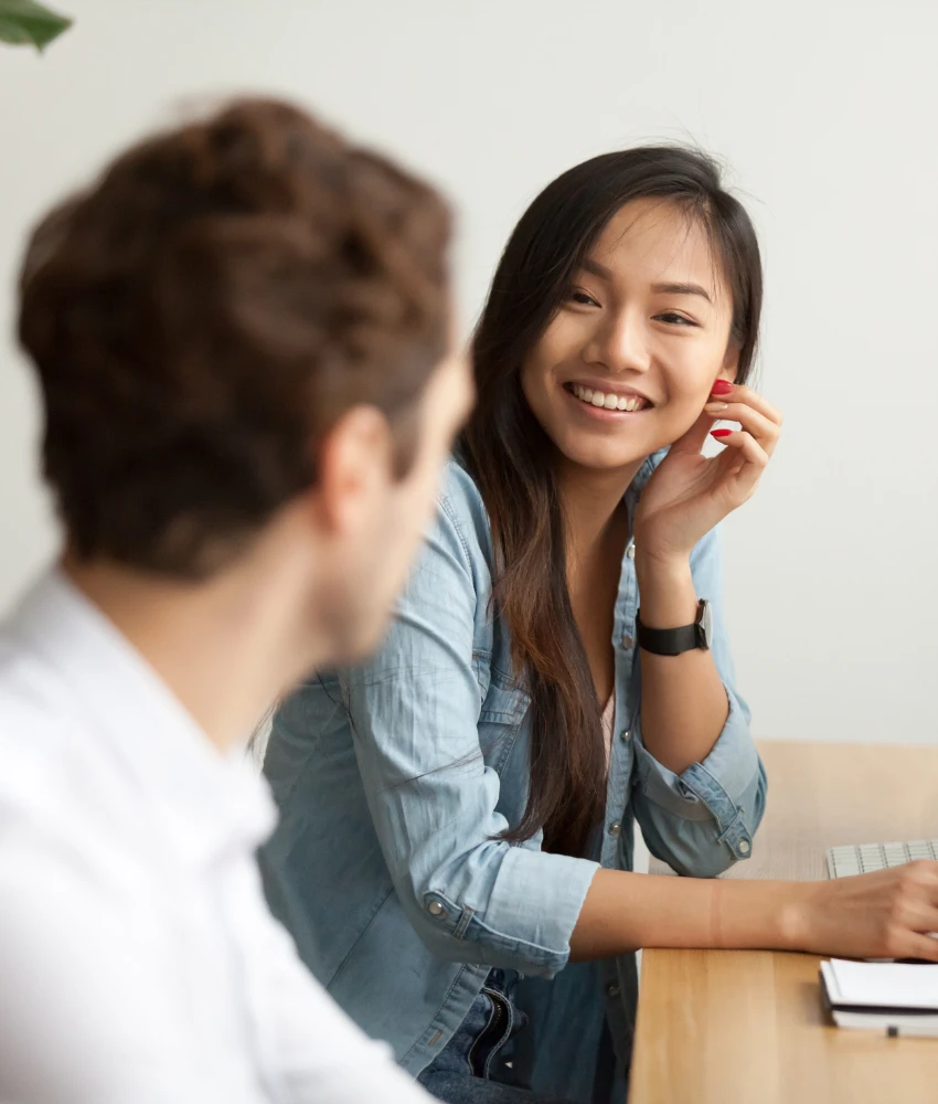 Une femme séduisante essaie de rencontrer un collègue montrant une relation malsaine