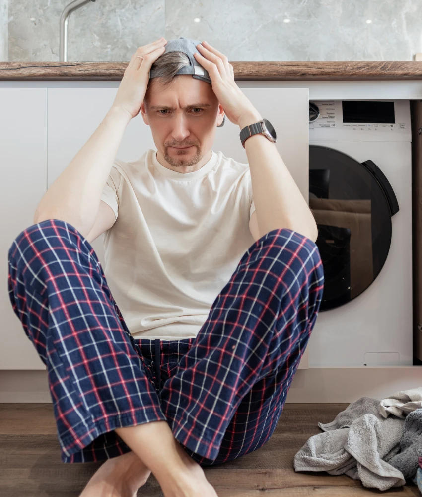 Un homme frustré fait toutes les tâches ménagères, montrant une relation malsaine