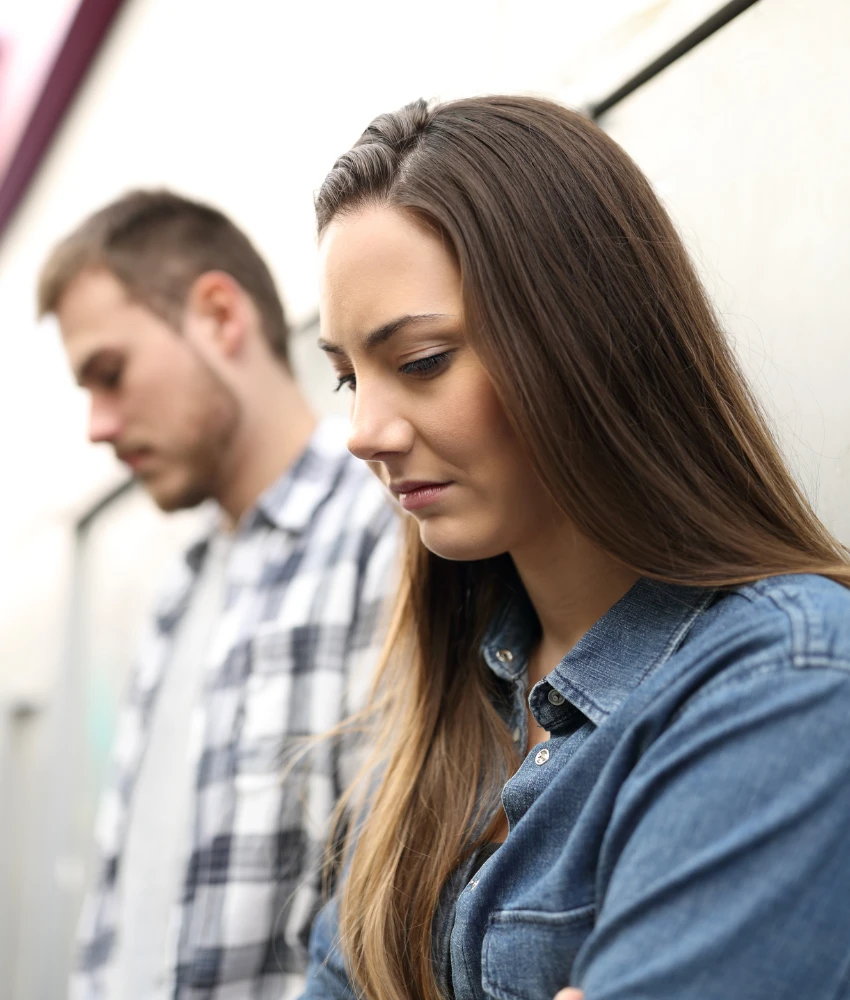 Femme jalouse et petit ami bouleversé montrant une relation malsaine