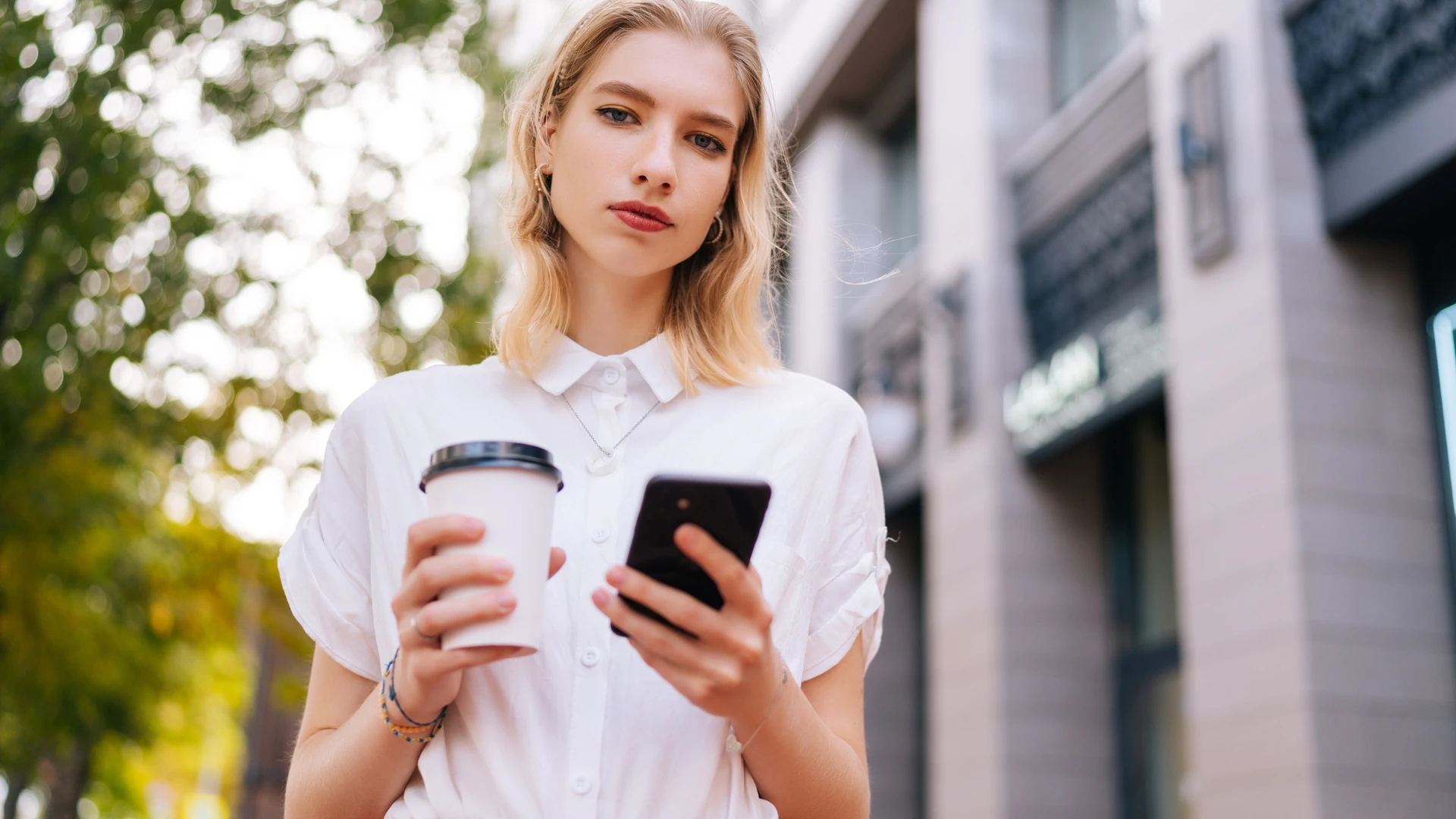 une femme en a marre d'ignorer un appel sur son téléphone