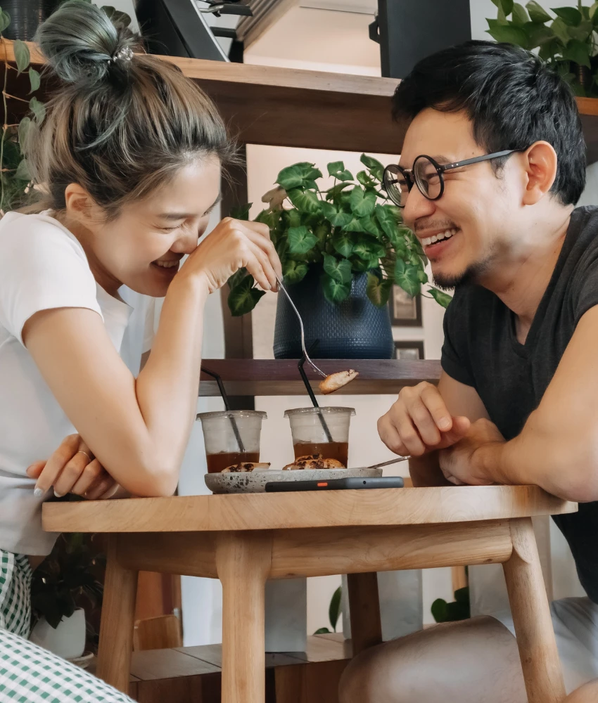 Un couple heureux rit lors d'un rendez-vous amusant