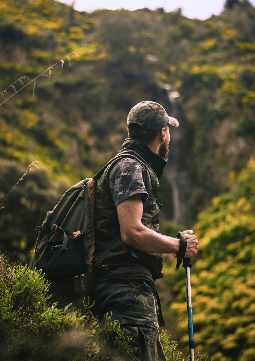 homme seul en randonnée dans la nature