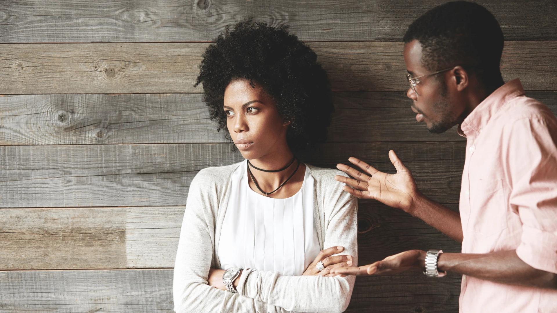 homme condescendant demandant à sa femme est-ce que tu portes vraiment ça
