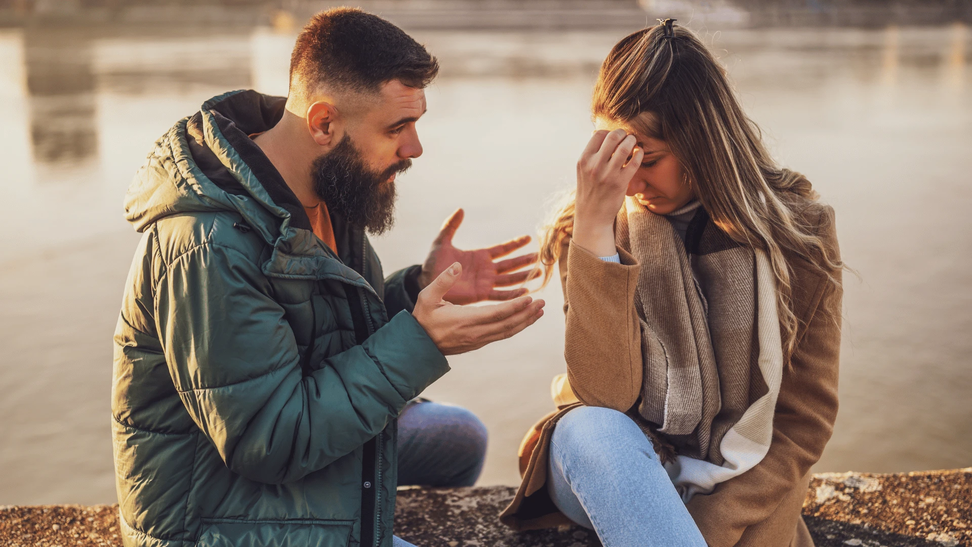 couple se disputant homme disant à une femme que c'est de ta faute