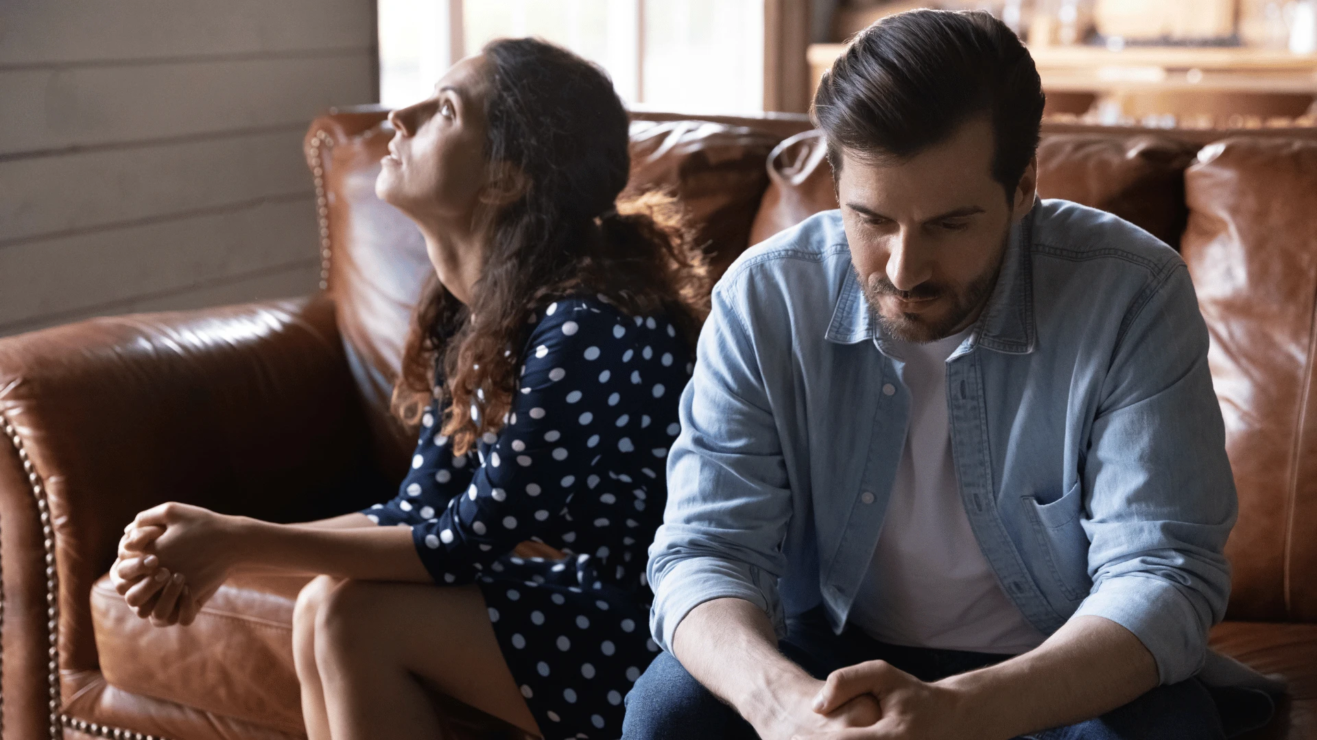 couple frustré assis ensemble homme disant que tout va bien