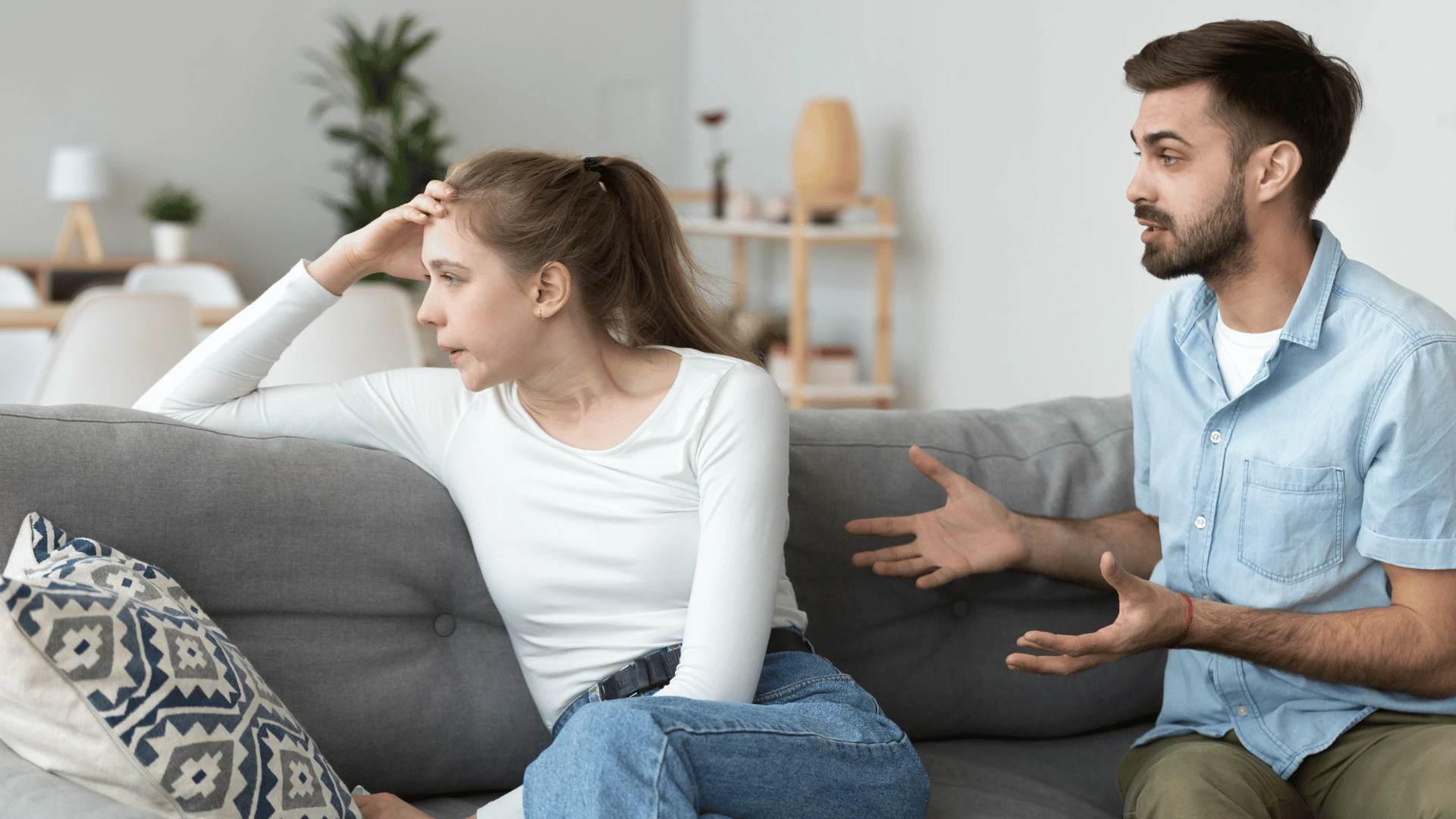 homme impoli disant à son partenaire bouleversé que je plaisante