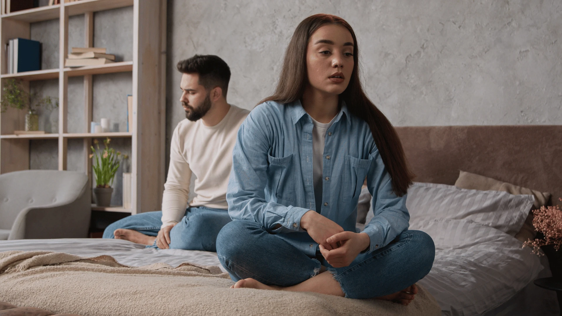 couple assis sur le lit homme disant à la femme que tu es si nécessiteux