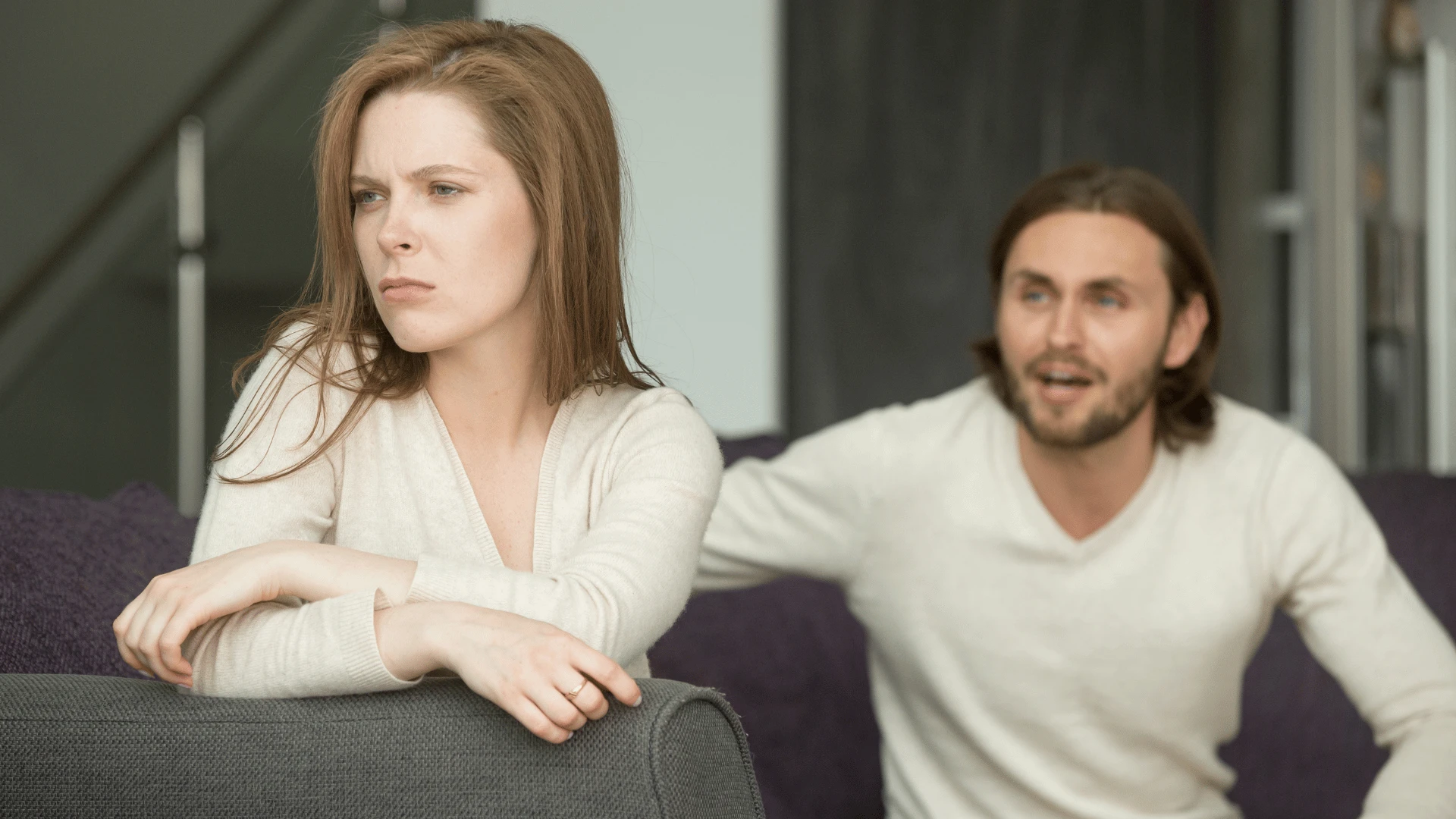 un homme condescendant accuse une femme de réagir de manière excessive