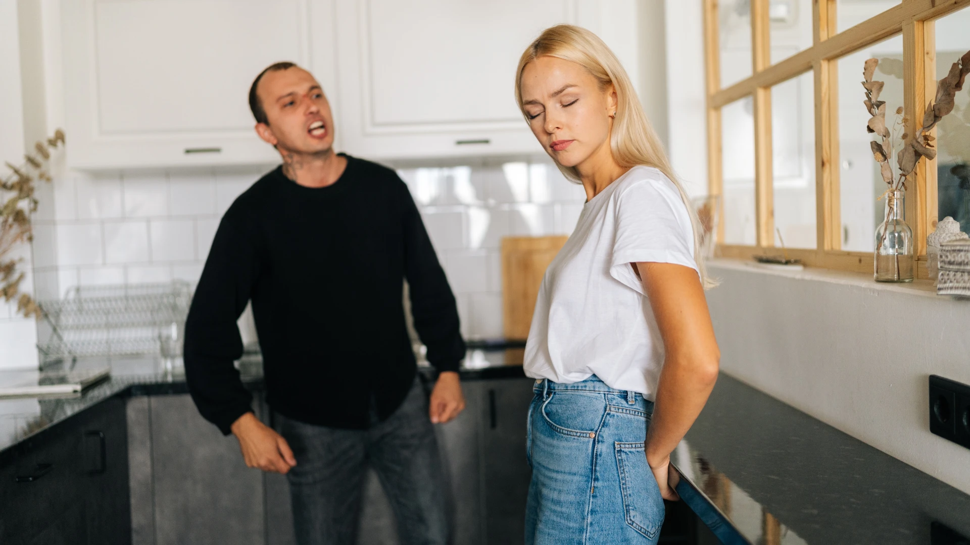 homme grossier criant à une femme disant c'est parti