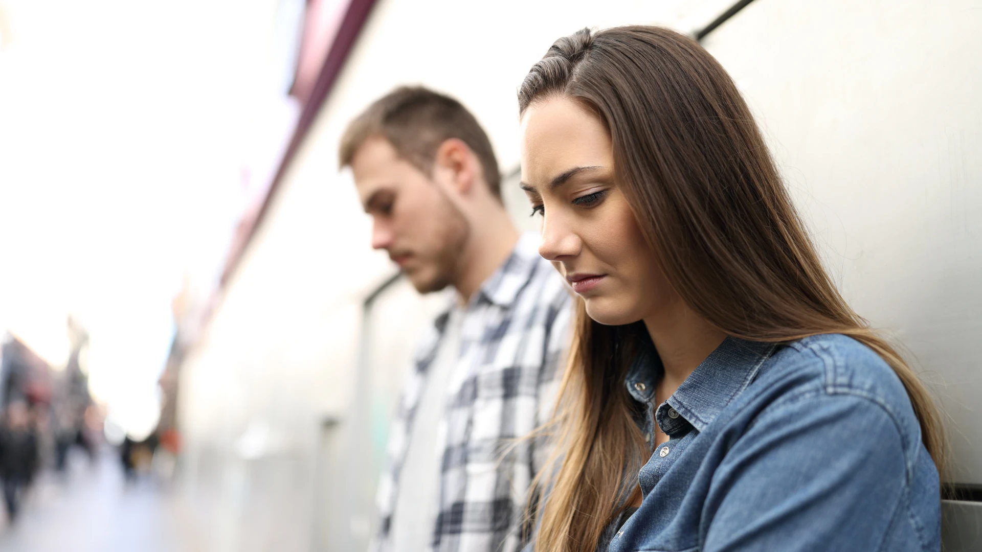 Un couple triste ne se regarde pas, montrant une brève rupture