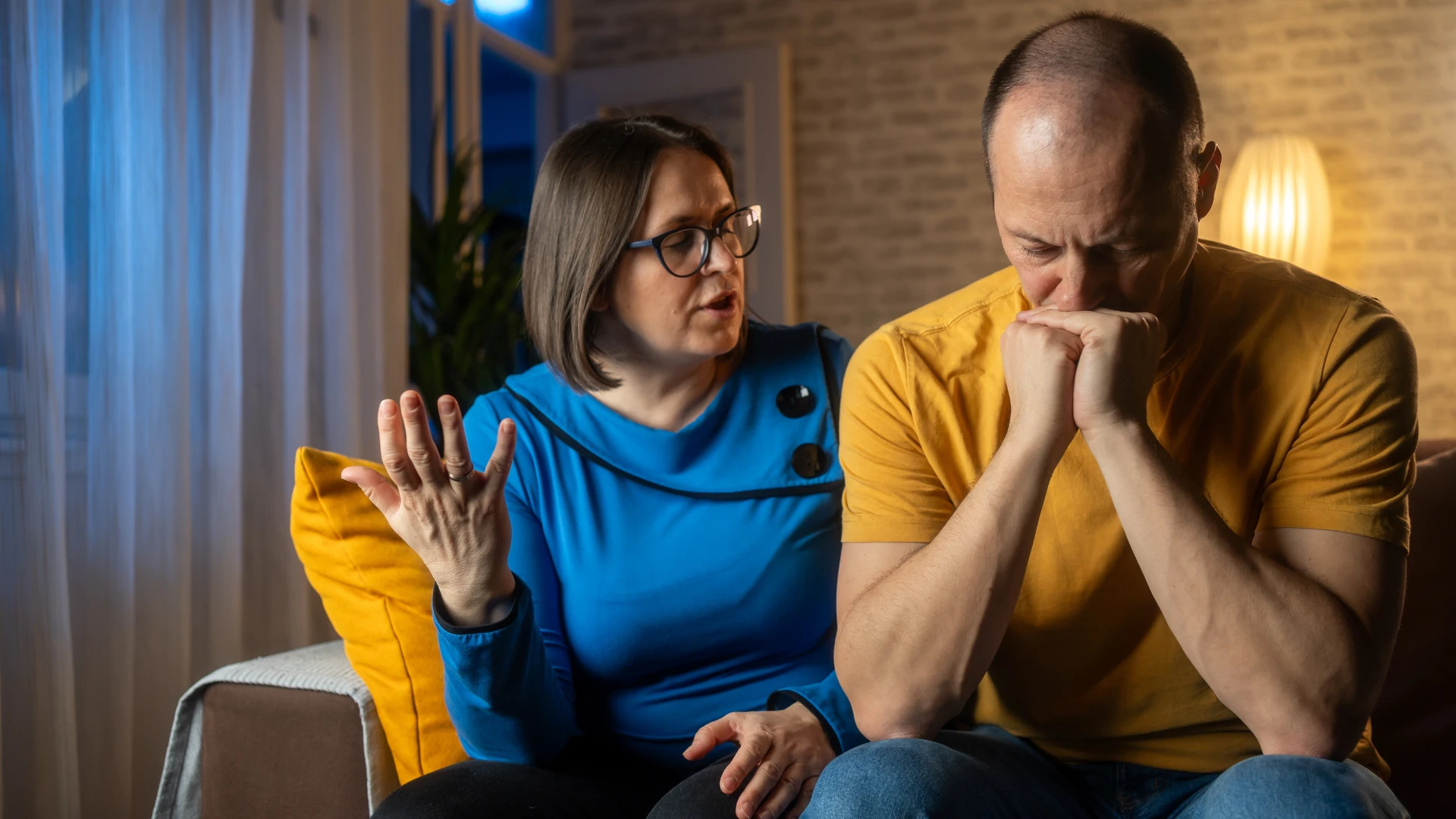 Une personne confiante rompt avec un partenaire calme montrant une rupture directe