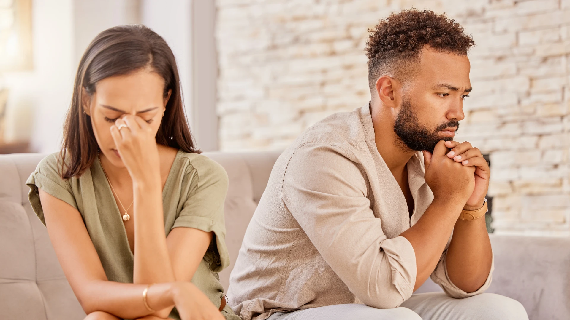 Un couple sérieux réfléchit profondément et montre comment expliquer la rupture