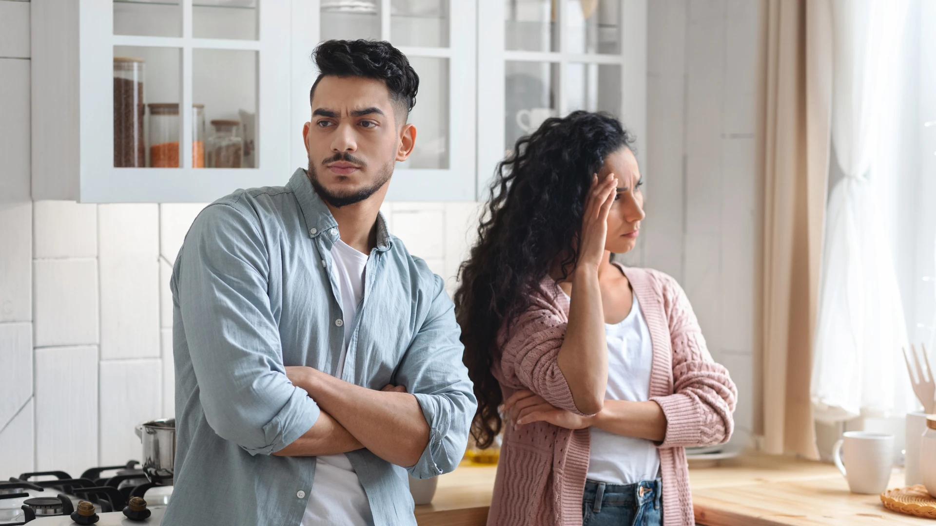 Une personne qui en a marre ne regardera pas son partenaire montrant une rupture sans fin